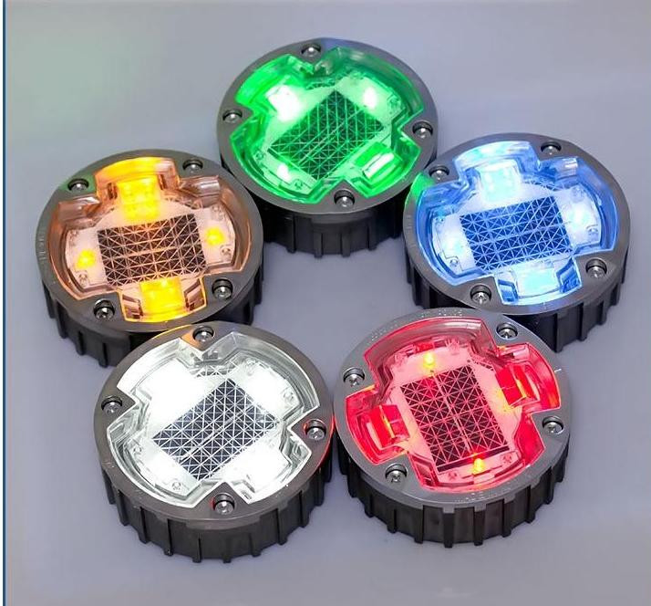 Zonnewegstokjes met een verscheidenheid aan LED-lichtkleuren voor een verbeterd zicht op de weg