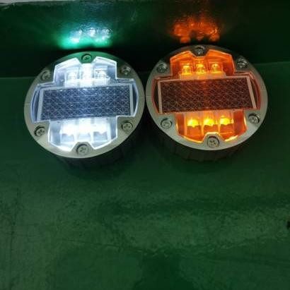 Zonnewegstokjes met een verscheidenheid aan LED-lichtkleuren voor een verbeterd zicht op de weg