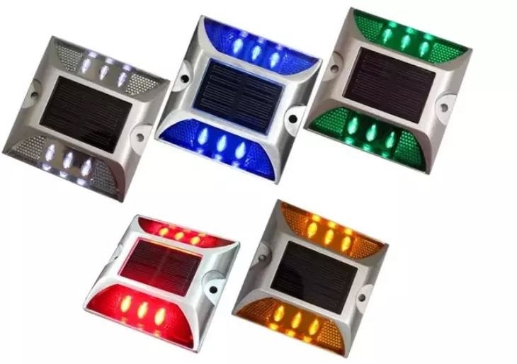 Solar Road Stud met 103*106*24mm Grootte en LED Reflectief verkeerswaarschuwingslicht 330g