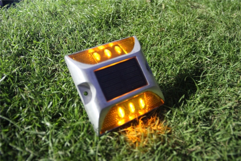Hoofdweggereed Zonne-LED-wegstaafstukken Zware aluminiumlegeringsconstructie voor alle seizoenen