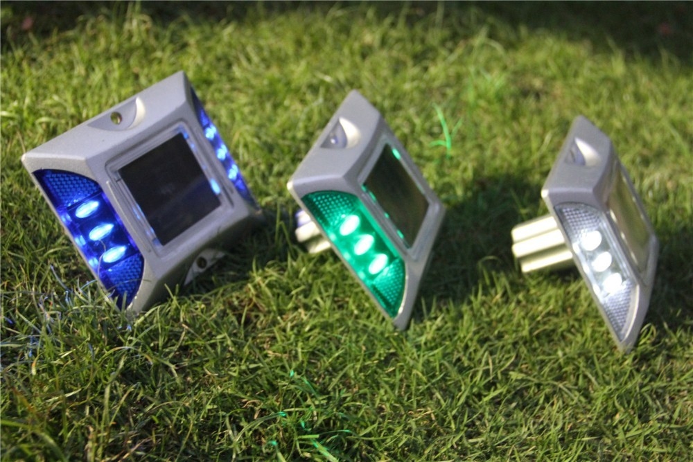 Hoofdweggereed Zonne-LED-wegstaafstukken Zware aluminiumlegeringsconstructie voor alle seizoenen